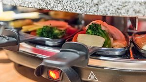 Raclette vegetarisch und vegan ist traumhaft lecker und ganz einfach zu machen: mit viel Gemüse und raffinierten Fleisch-Alternativen! - Foto: yevtony/ iStock