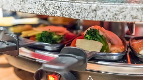 Raclette vegetarisch und vegan ist traumhaft lecker und ganz einfach zu machen: mit viel Gemüse und raffinierten Fleisch-Alternativen! - Foto: iStock