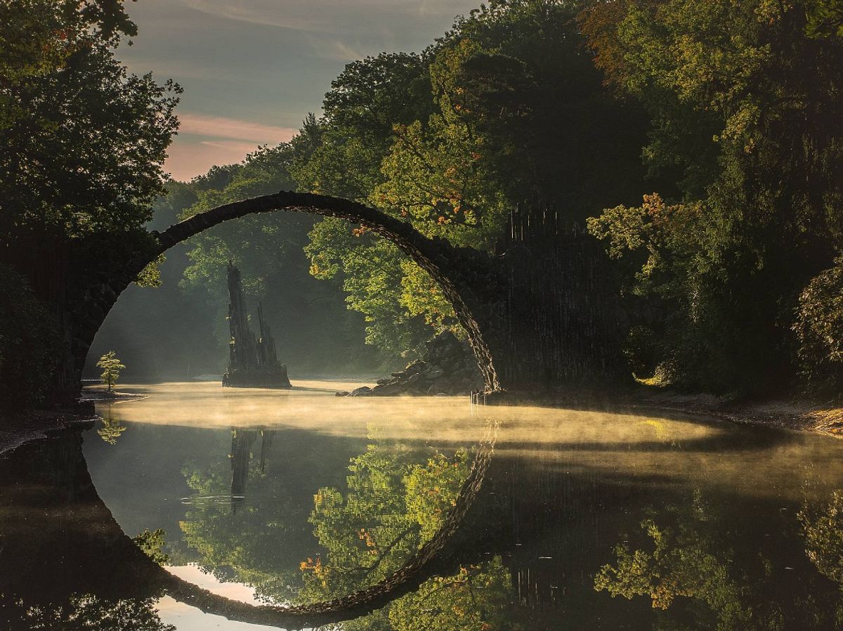 Wie aus dem Märchen: Die Rakotzbrücke in Sachsen.