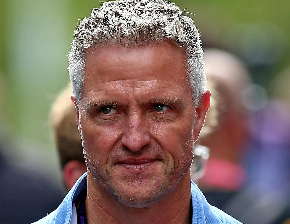 Ralf Schumacher blickt ernst zur Seite.