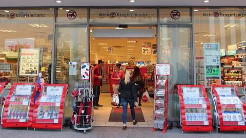Rossmann steht wegen eines Rassismus-Vorfalls in der Kritik. - Foto: istock/tupungato