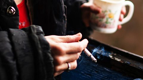 Draußen Rauchen ist auch giftig - Foto: iStock