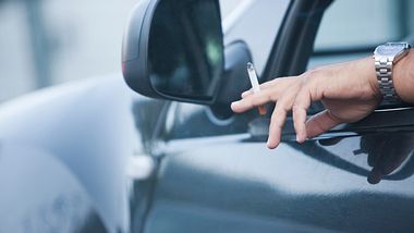 Rauchen im Auto - Foto: webphotographeer/iStock