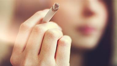 Studie beweist: Rauchen macht dick - Foto: iStock