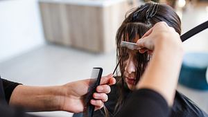 Razor Bangs Frisuren-Trend Herbst 2023 - Foto: Kosamtu/iStock