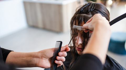 Razor Bangs Trend-Frisur 2025 für kurze Haare - Foto: Kosamtu/iStock