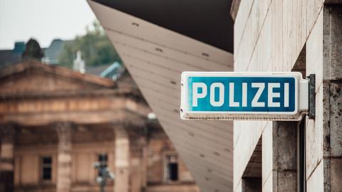 Seit fast einem Jahr wird Rebecca R. vermisst. Jetzt sind neue Videos aufgetaucht, die die 15-Jährige zeigen. - Foto: iStock