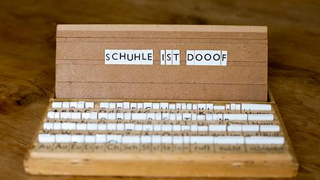 Falsch geschriebener Satz Schule ist doof (Themenbild) - Foto: wernerimages/iStock