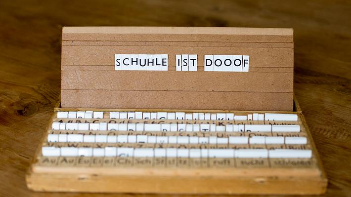 Falsch geschriebener Satz Schule ist doof (Themenbild) - Foto: wernerimages/iStock