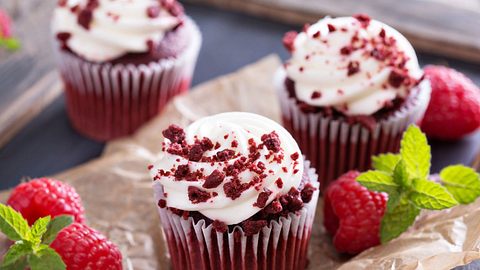 Red Velvet Muffins sind leichter gemacht, als du vielleicht denkst. - Foto: iStock/VeselovaElena