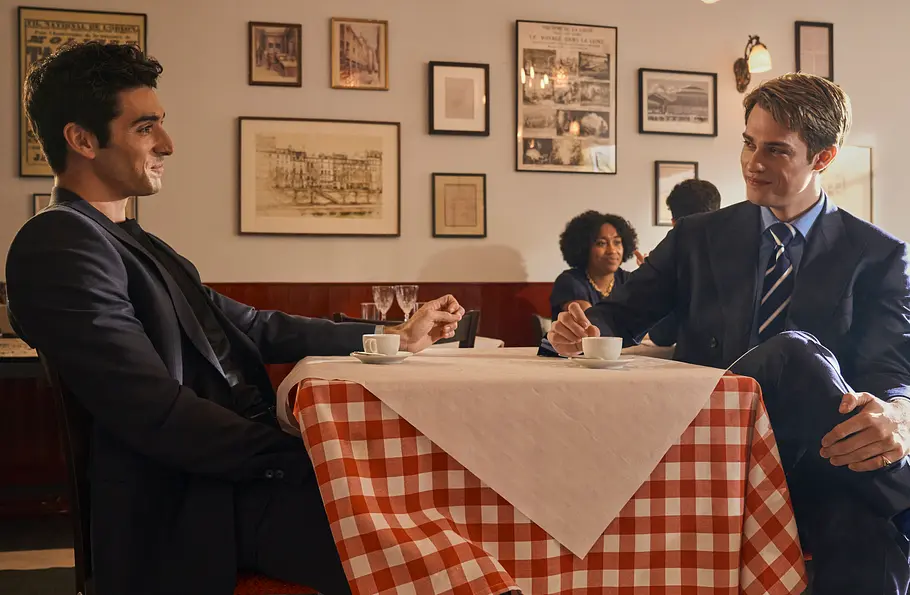Taylor Zakhar Perez als Alex Claremont-Diaz und Nicholas Galitzine als Prince Henry im Film „Red, White & Royal Blue“.