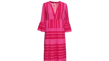 Pretty in Pink: Dieses stylische Bonprix-Maxikleid in der Sommer-Trendfarbe Pink sorgt für gute Laune - Foto: PR Bonprix Pretty in Pink: Dieses stylische Bonprix-Maxikleid in der Sommer-Trendfarbe Pink sorgt für gute Laune - Foto: PR Bonprix