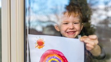 Regenbogen zu Hause malen: Neue Vorlage zum Ausmalen für Kinder - Foto: iStock/Onfokus