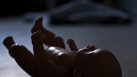 Regensburg: Horror-Mutter wirft totes Baby in den Müll - Foto: iStock / coolmilo