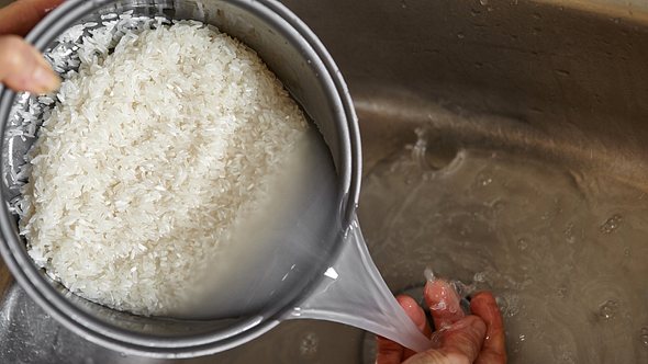Reis nicht kochen - Foto: Istock/AtnoYdur