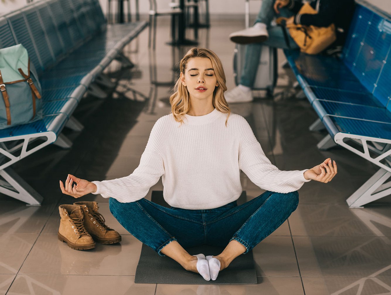 Reise-Yogamatte am Flughafen mit Frau