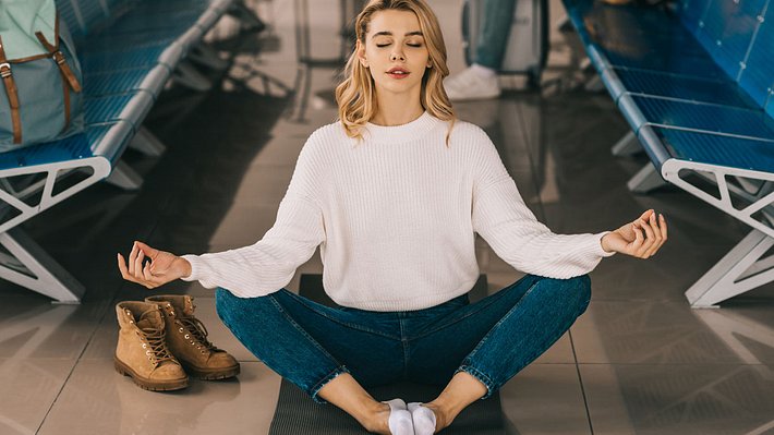 Reise-Yogamatte am Flughafen mit Frau - Foto: istock/LightFieldStudios