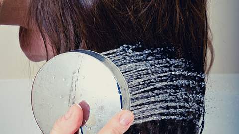 Wer seine Haare mit Reiswasser wäscht, wird vom Volumen begeistert sein - Foto: Istock
