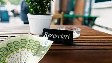100 Euro bei Nichterscheinen: Wer die Reservierung platzen lässt, muss blechen! - Foto: IMAGO/imagebroker/Rosseforp & Willie B. Thomas/Getty Images 100 Euro bei Nichterscheinen: Wer die Reservierung platzen lässt, muss blechen! - Foto: IMAGO/imagebroker/Rosseforp & Willie B. Thomas/Getty Images