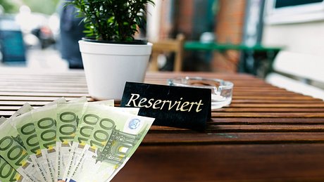 100 Euro bei Nichterscheinen: Wer die Reservierung platzen lässt, muss blechen! - Foto: IMAGO/imagebroker/Rosseforp & Willie B. Thomas/Getty Images