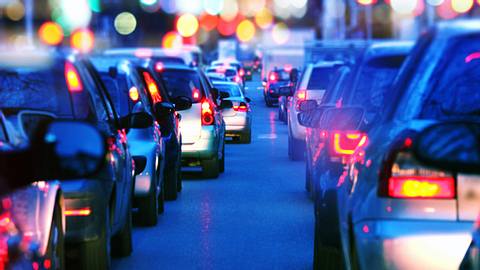 Rettungsgasse bilden: Ab 2017 gilt neue Regelung - Foto: iStock