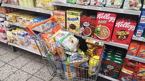 Preis-Zoff geht weiter! Jetzt fliegen diese Produkte aus dem Supermarkt-Regal - Foto: IMAGO / Geisser (Symbolbild)