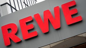 Trauriges Aus bei Rewe: Darauf müssen sich Kunden jetzt einstellen - Foto: IMAGO / Political-Moments