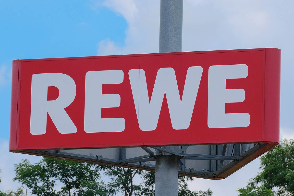 Kein Scherz! Rewe verteilt Prospekt - und die wütende Meute sieht rot!