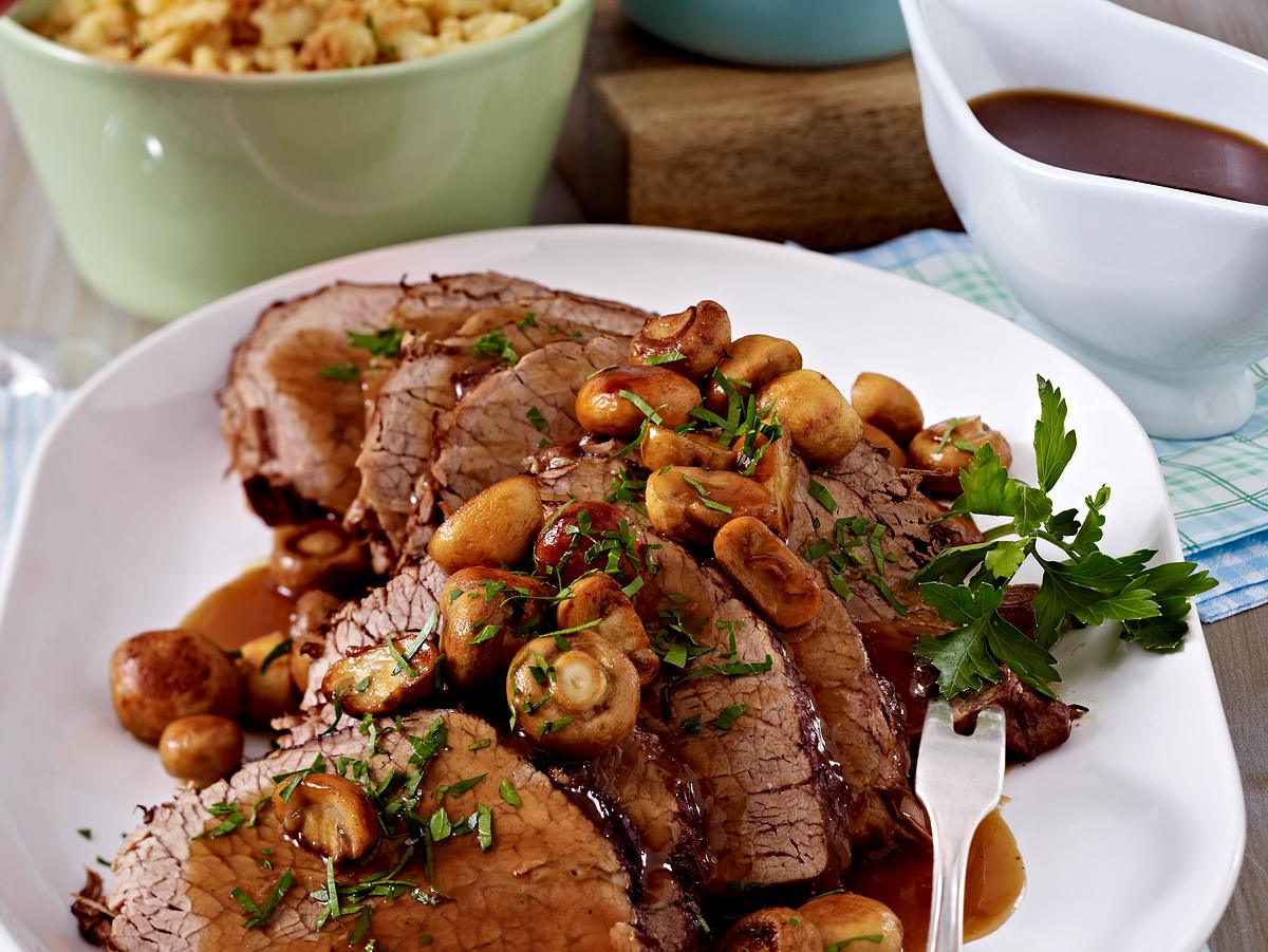 Rezept für Glühweinbraten mit Champignons und gerösteten Spätzle 