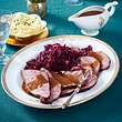 Rezept für Glühweinbraten mit Kürbisrotkohl und Kartoffelpüree - Foto: Food & Foto, Hamburg