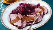 Rezept für Glühweinbraten mit Kürbisrotkohl und Kartoffelpüree - Foto: Food & Foto, Hamburg