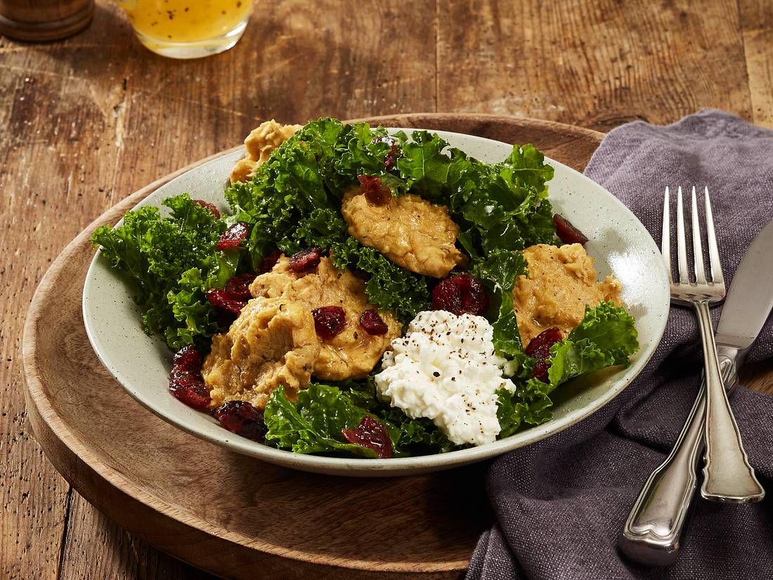 Rezept für Grünkohlsalat mit gebackenen Kichererbsen-Talern Rezept für Grünkohlsalat mit gebackenen Kichererbsen-Talern
