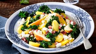 Rezept für Grünkohlsalat mit Kartoffeln und Speck - Foto: Food & Foto Experts