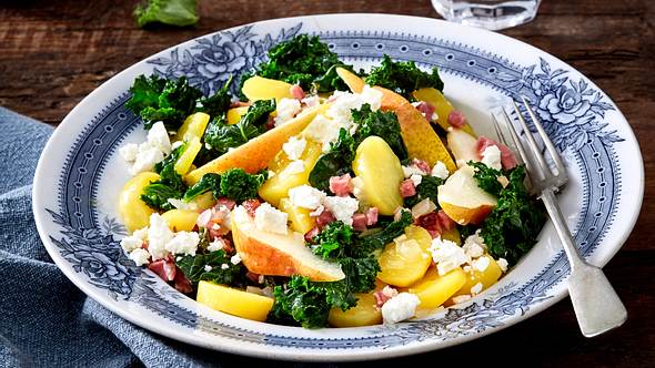 Rezept für Grünkohlsalat mit Kartoffeln und Speck - Foto: Food & Foto Experts
