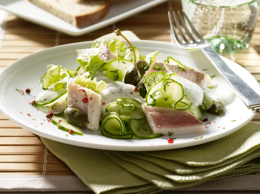 Rezept für Gurkensalat mit Forellenfilet, Kapern und Joghurt-Dill-Soße Rezept für Gurkensalat mit Forellenfilet, Kapern und Joghurt-Dill-Soße