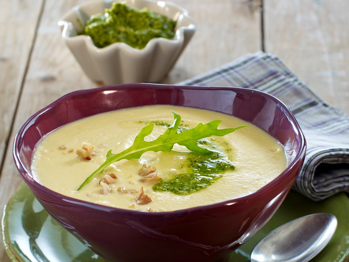 Rezept für Kürbis Süßkartoffel Suppe mit Parmesan und Rucola-Pesto