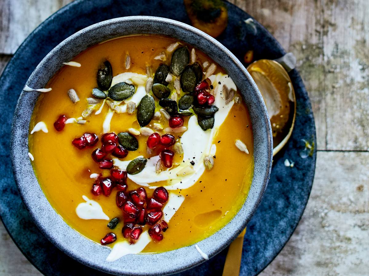 Rezept für Kürbissuppe mit Kokosmilch und fruchtiger Mango