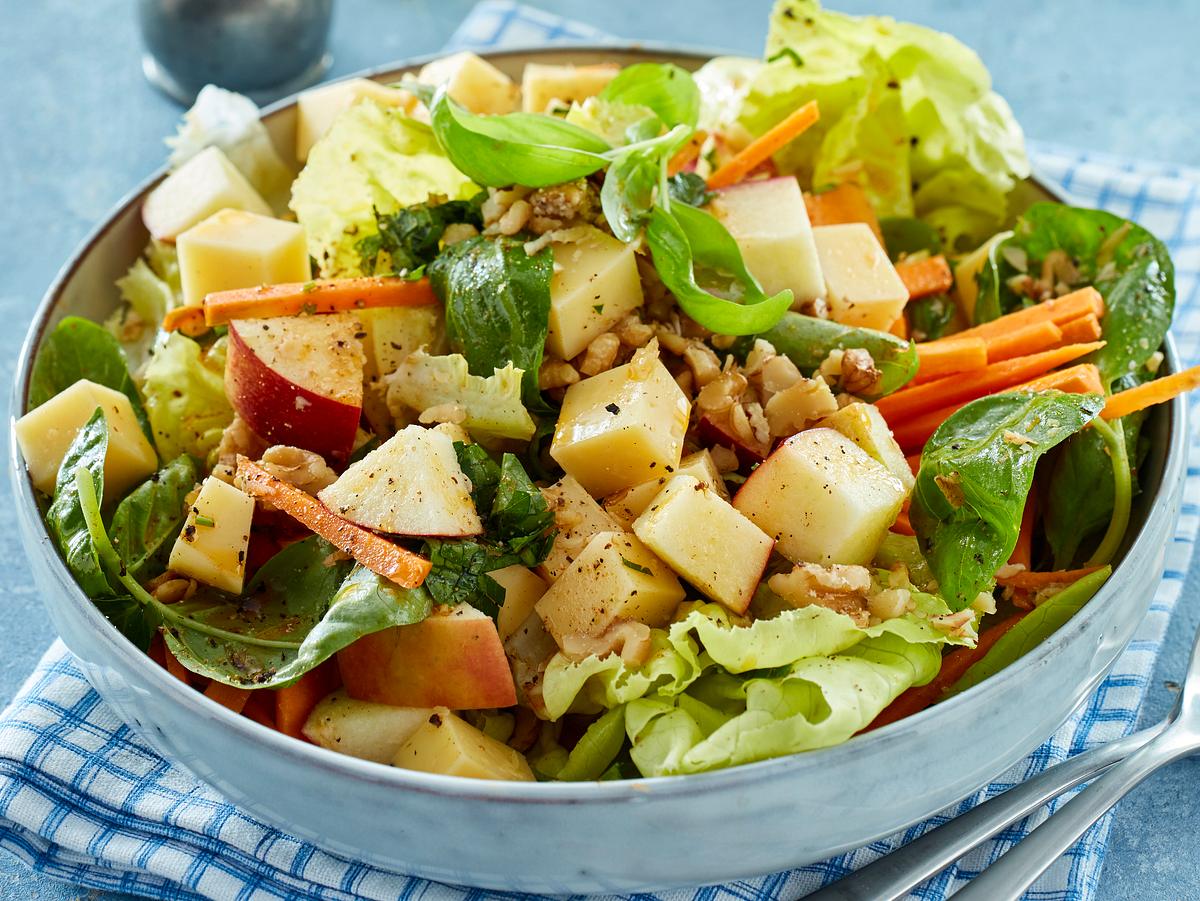 Rezept für Low Carb Salat mit Käse und Walnüssen