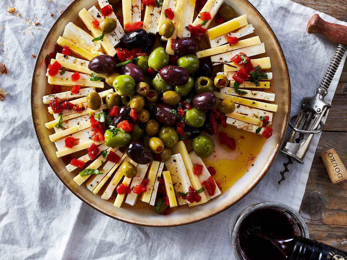 Rezept für marinierte Käseplatte mit Oliven und Kräutern