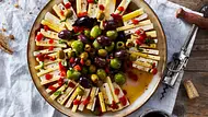 Rezept für marinierte Käseplatte mit Oliven und Kräutern - Foto: Bauer Media Group