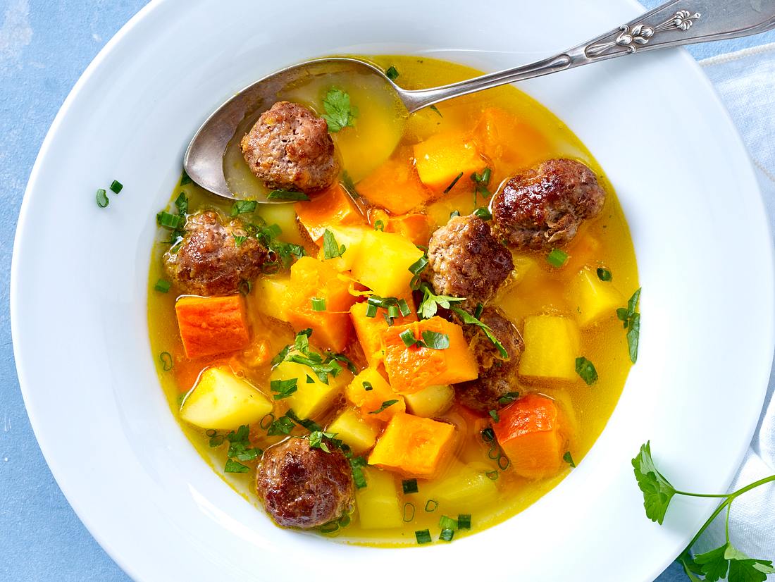 Rezept für Muskatkürbis Suppen-Topf mit Hackbällchen Rezept für Muskatkürbis Suppen-Topf mit Hackbällchen