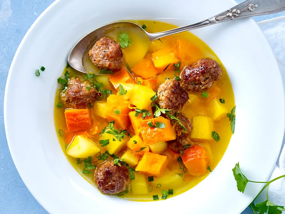 Rezept für Muskatkürbis Suppen-Topf mit Hackbällchen Rezept für Muskatkürbis Suppen-Topf mit Hackbällchen