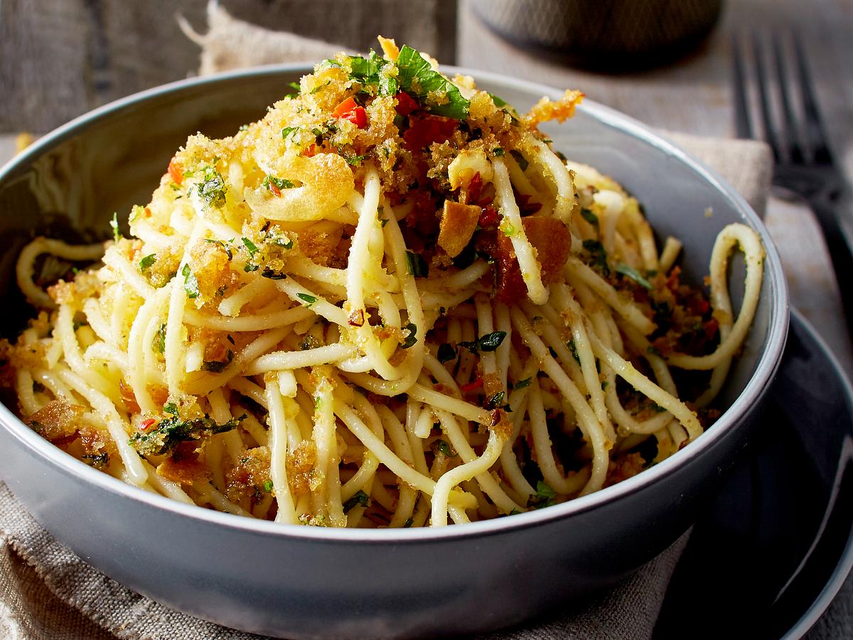  Spaghetti mit Zitronen-Bröseln