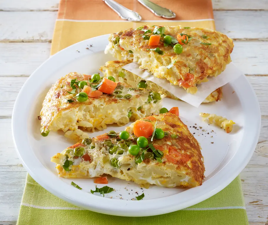 Rezept mit viel Protein und wenig Kalorien: Nudelomelett mit Erbsen und Möhren Rezept mit viel Protein und wenig Kalorien: Nudelomelett mit Erbsen und Möhren