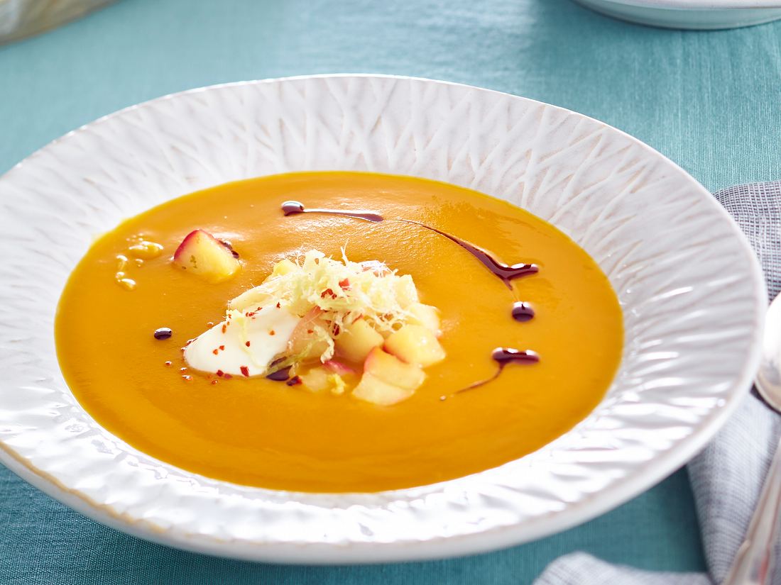 Rezept Muskatkürbissuppe mit karamellisiertem Apfel und einem Spritzer Tabasco Rezept Muskatkürbissuppe mit karamellisiertem Apfel und einem Spritzer Tabasco