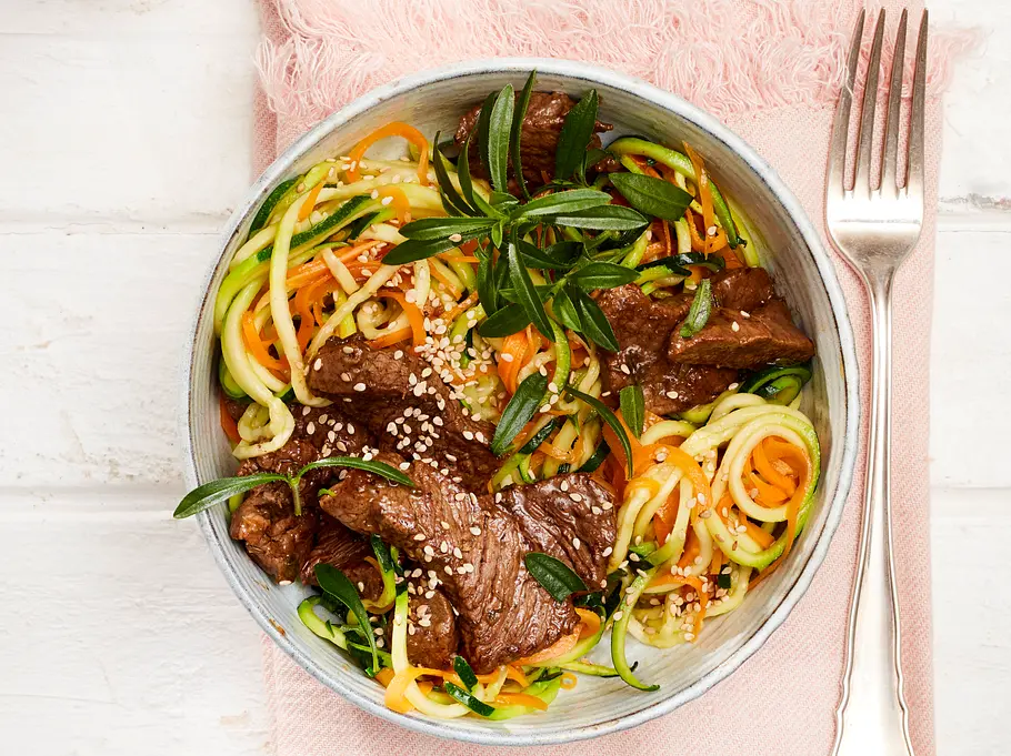 Rezept nach GLYX-Diät für Gemüsenudeln mit Rinderfiletstreifen Rezept nach GLYX-Diät für Gemüsenudeln mit Rinderfiletstreifen