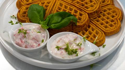 Rezept: Olivenwaffeln mit Tomaten-Dip - Foto: Disney