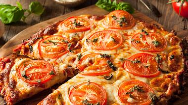 Rezepte für gesunde Pizza, Burger und Co. : Schlemmen und trotzdem Gewicht verlieren - Foto: iStock