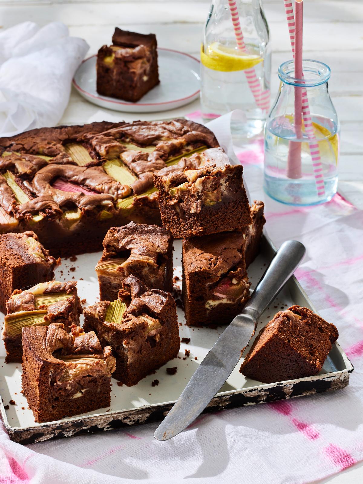 Rhabarber-Brownies mit Käsekuchen-Topping