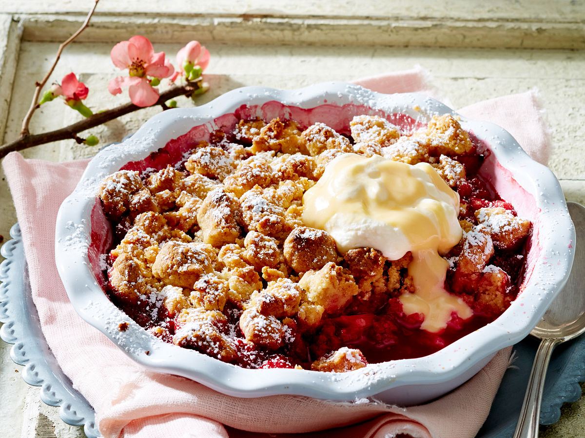 Ein Rezept zum Verlieben: Der Rhabarber-Crumble mit Eierlikör.